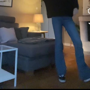 Blå bootcut jeans - Snygga blå bootcut jeans med klassisk design. Perfekta för en avslappnad stil. De har en bekväm passform och är tillverkade i jeansmaterial. Från lager 157 storlek s