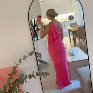 Balklänning rosa - Säljer denna slutsålda klänning från mango. Banden på axeln går att knyta själv och man kan därför välja om man vill ha de utsläppta eller rosett (se bild 3 och 4). För referens är jag 165cm, se bild 2 för jämförelse. Lägg gärna ett bud eller hör av dig för fler bilder!🥰