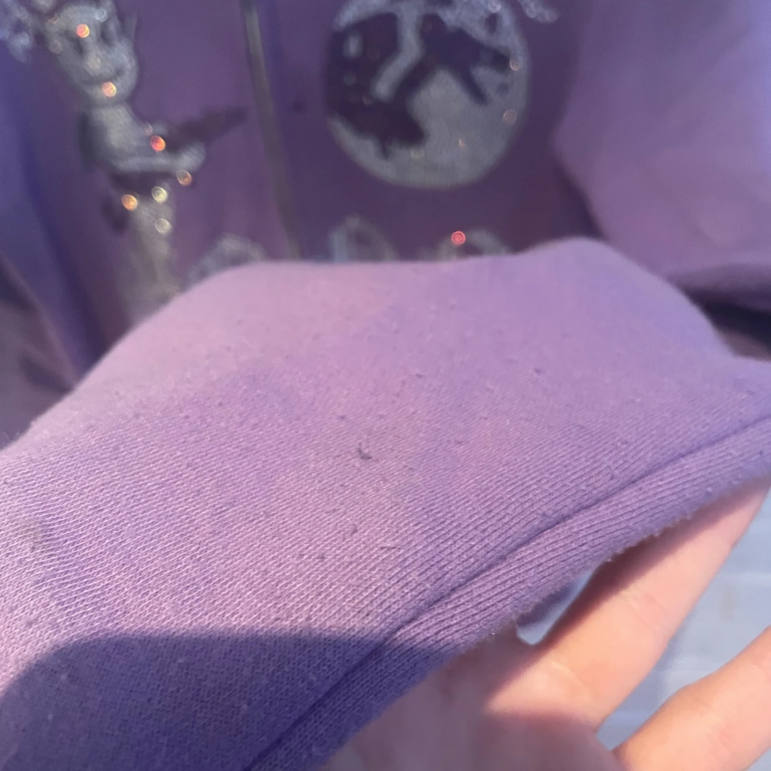 Lila hoodie med strassdetaljer - 3