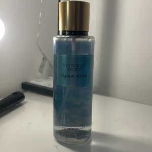Aqua Kiss Fragrance Mist från Victoria's Secret - Säljer Aqua Kiss Fragrance Mist från Victoria's Secret. Doften är fräsh och luktar jätte gott💕