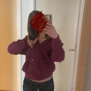 Mörkblå bootcut - Snygga mörkblå jeans från ONLY med klassisk femficksdesign och kontrastsömmar. Jeansen har en normal passform och är perfekta för en avslappnad stil. Märket 'Limitless Denim' ger en extra touch av stil.