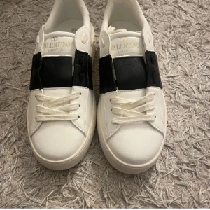 Valentino skor  - Trendiga valentino open sneakers, jättesnygga för en stilren look. Skit bra skick och as najsa skor men använder inte så mycket 