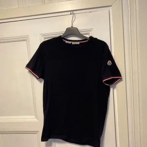 Svart t-shirt från Moncler - Moncler t - shirt i väldigt bra skick. Använd fåtal gånger. Nypris: 2830kr 