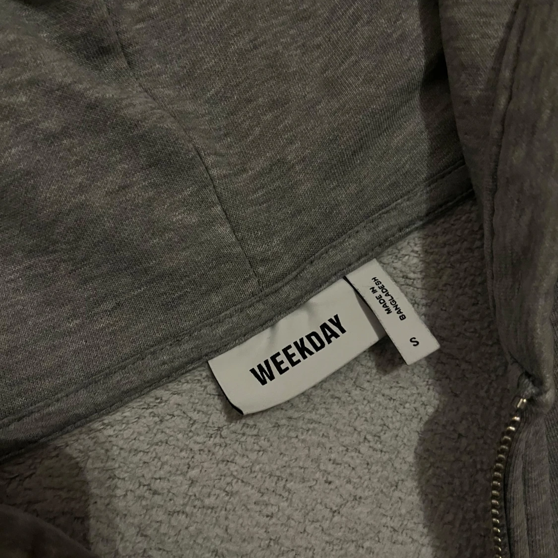 Grå hoodie från Weekday - 1