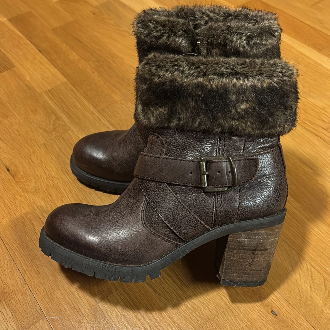 Bruna boots med pälsdetalj från 5th Avenue - 3