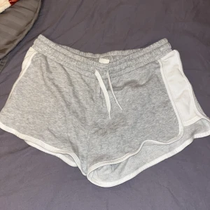Grå mjukisshorts med vita detaljer - Grå mjukisshorts med vita ränder. 🩶🤍