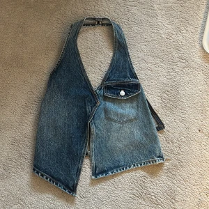 Jeansväst från Zara - Snygg jeansväst från Zara, köpt via vinted men aldoeg använd av mig. superbra skick!