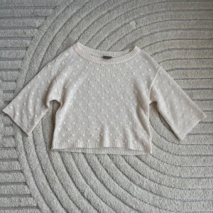 3/4 ärmad tröja - Söt vit stickad tröja från Vero Moda med prickigt mönster. Tröjan är croppad och har trekvartsärmar, perfekt till vår/sommar!💕Köpte här på plick och knappt använd av mig. Super fint skick!