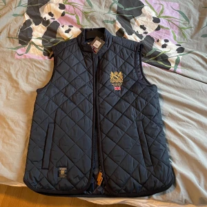 Svart quiltad väst från Morris Gent's - Sprillans ny morris väst. Inte använd och har kvar lappen! Fick i present men den passade inte som jag ville så säljer därför nu! Ny pris 1800/ mitt pris 1400// storlek S