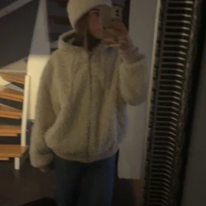 Teddyjacka Zara - Jätte fin teddyjacka ifrån zara i ett jätte bra skick!💓 inte använd mycket och den är fortfarande fluffig. Nypris 799