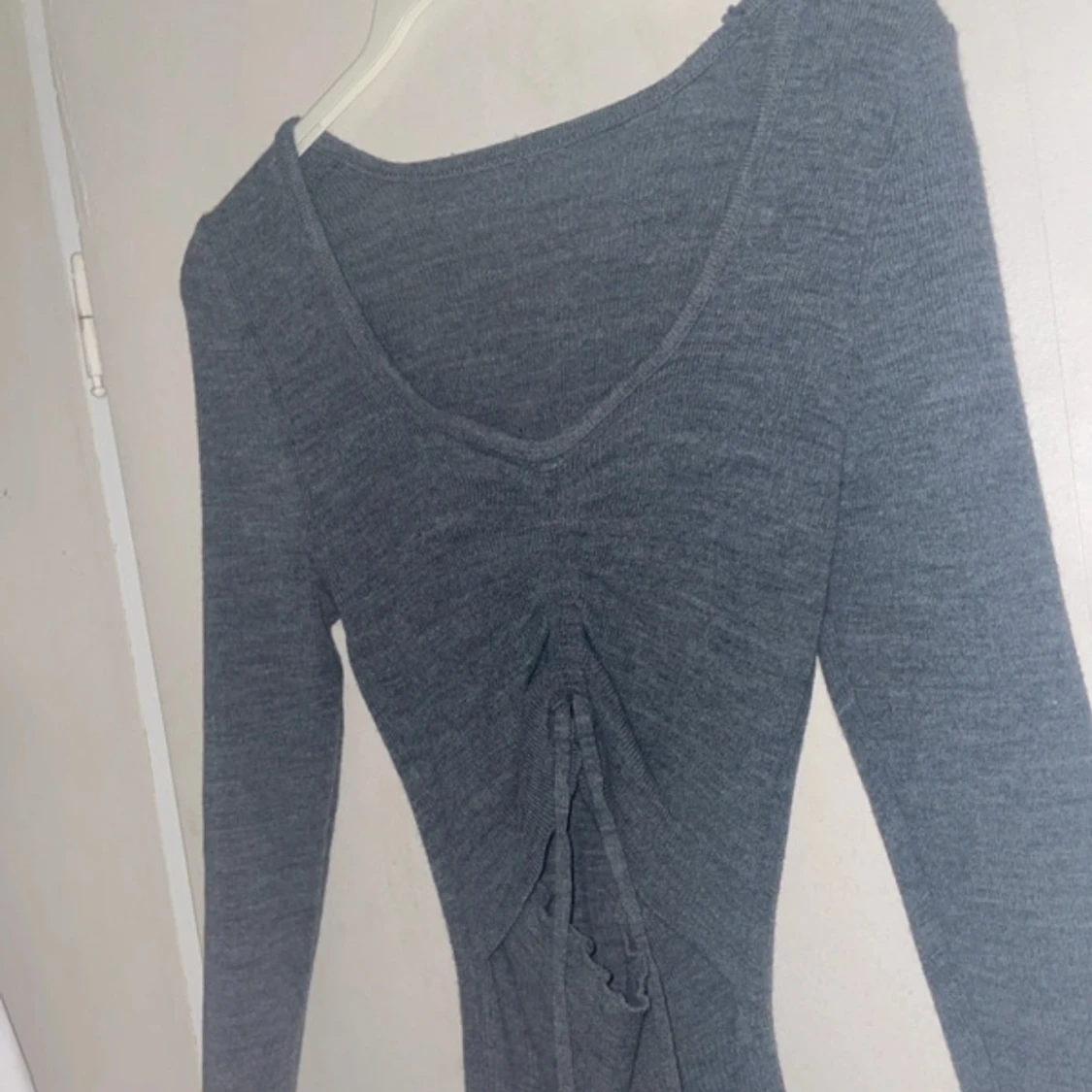 Grå långklänning med knappar - 1