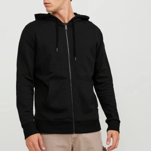 Uniqlo svart ziphoodie - Säljer denna svarta ziptröja från Uniqlo, utan defekter! Kan samfrakta med mina andra annonser:) 