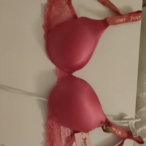NY Rosa bh från Juicy Couture ny  push up - Snygg rosa bh från Juicy Couture med spetsdetaljer och justerbara axelband. Perfekt för att lägga till en touch av lyx i vardagen. 7b b push up 
