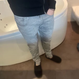 Replay jeans - Replay | Bronny, taper slim (lika anbass) | Grå fade | 33:30 men passar 30:32, köpta i Spanien kan vara därför | 185 cm & 72kg på bilden | Köptes för ≈ 90€