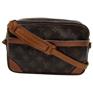 Louis Vuitton - Trocadéro 23 - Märke: Louis Vuitton. Modell: Trogadéro 23. Material: Coated canvas, cowhide leather. Längd: 23 cm. Höjd: 15 cm. Djup: 6 cm. Fint vintage skick! Kan tänka mig gå ner i pris vid snabb affär.