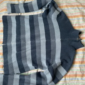 Blå randig stickad  - Bra skick!! Någon fläck på innersidan av tröjan 