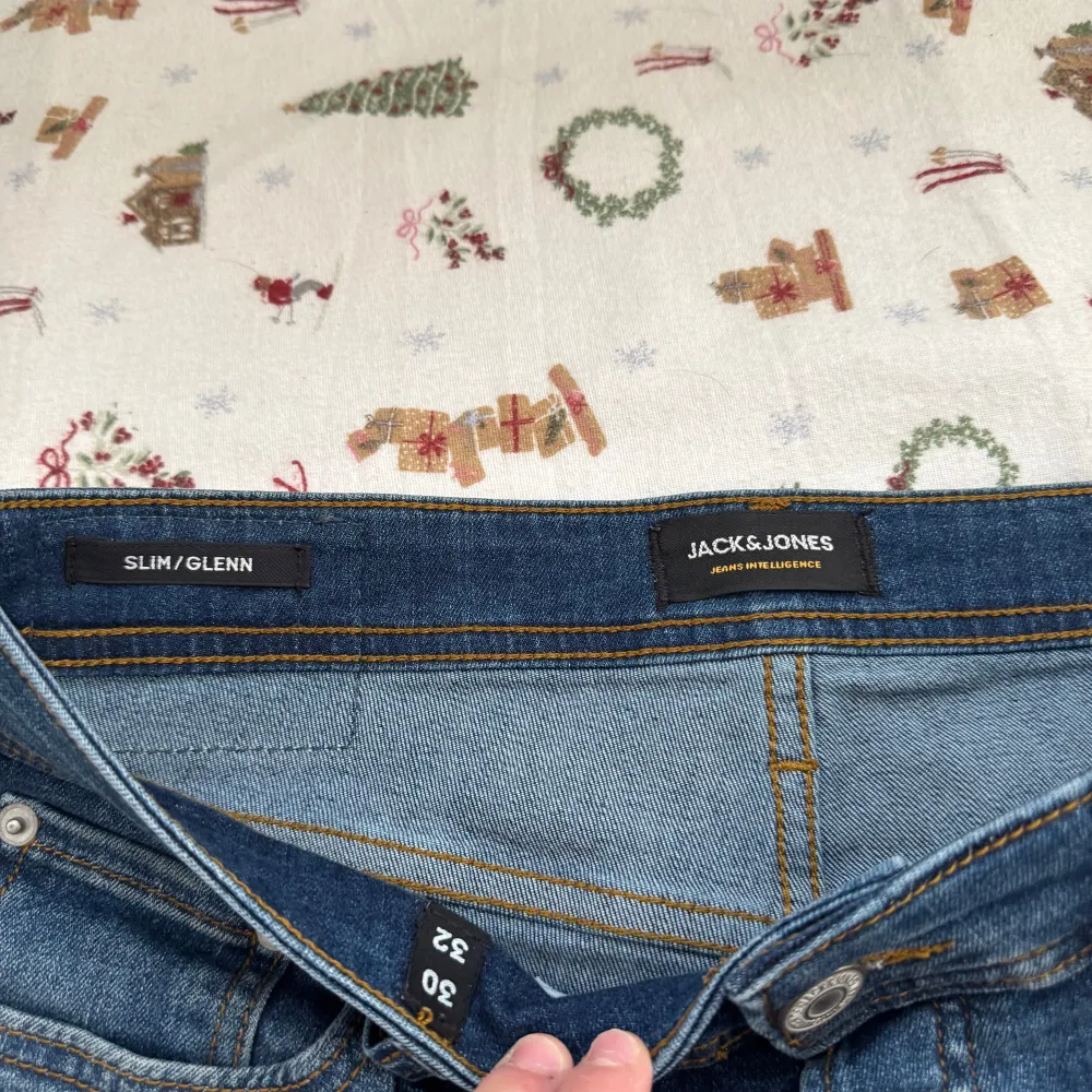 Tja  Säljer ett par nästan helt nya Jack and Jones slim fit jeans  I storleken 30/ 32, ny pris går för 500kr och mitt pris är 399kr, hör av er vid intresse eller frågor.. Jeans & Byxor.