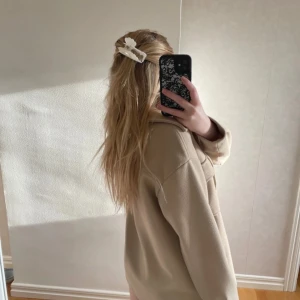 beige kort kappa - Superfin höst kappa / jacka frần gina tricot. Den är använd men väldigt fint skick. Storleken är xxs men den är oversize så passar även någon med storlek s eller en liten m. hör bara av dig om du har frågor! <3
