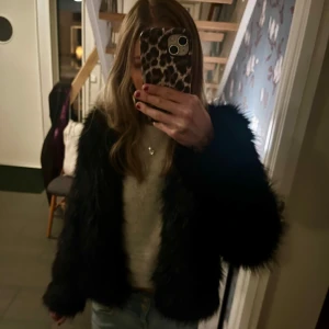Svart pälsjacka - Superfin och oanvänd svart pälsjacka från Hm i nyskick! 💕Storlek 164, motsvarar XS/S. Passar både vardag och fest🩷