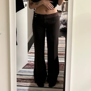 Lågmidjade bruna byxor - Ett par skitsnygga lågmidjade byxor som ser lite ut som cowboybyxor. Märket är bortklippt men köpte de på en vintage second hand utomlands