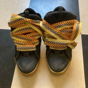 Lanvin Curbs skor - Säljer nu dessa lanvins då de inte kommer till användning. De är i bra skick endast lite smutsiga men går att tvätta bort. Storlek 43. Skriv privat vid fler frågor.