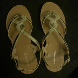 Skor - Storlek 38, fina för en speciell dag elle ba en ute kväll , jag har använt 1 gång 🥰