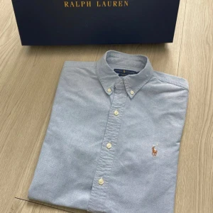 Ralph Lauren ”Oxford Skjorta” (SUPERFYND) - Polo Ralph Lauren skjorta | storlek XS | färg Ljus Blå | autentisk 100% | Nyskick 10 av 10 | Hör gärna av dig vid frågor o funderingar!
