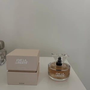 Vive la Liberté Eau de Parfum - Säljer en elegant parfymflaska från Hickap, Vive la Liberté. Doften har toppnoter av mandarin och röda bär, mellannoter av gardenia och jasmin, samt basnoter av sandelträ och vanilj. Perfekt för både vardag och fest! Denna parfymen var inte riktigt min smak tyvär, därför säljer jag den. Har tagit 1 sprut med den så den är som ny!💓