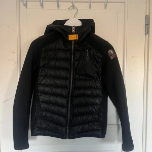 Parajumpers Jacka - Säljer min parajumper jacka som är i väldigt bra skick, gick med den långt in i december förra året och den höll värmen bra.  Väldig snygg och bra passform men kommer tyvärr inte till användning.  Storleken är Y-S, passar mig som bär xs/s Pris går att diskutera 😆