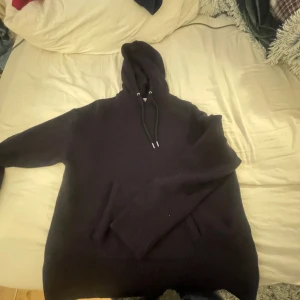Svart hoodie från Zara - Säljer en svart hoodie från Zara i mycket bra skick. Den är supermjuk och perfekt för kalla dagar. Hoodien har en klassisk design med dragsko i huvan och ribbade muddar. Perfekt för både chill och vardagsäventyr! 🖤