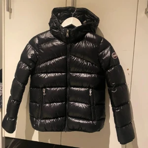 Svart pufferjacka från Colmar - Säljer en svart pufferjacka från Colmar i mycket bra skick. Perfekt nu till vintern! Köpt här på plick för två veckor sedan och säljer för att den inte passade i storleken, aldrig använt och skulle kunna tänka mig byta mot en S!!💕💕