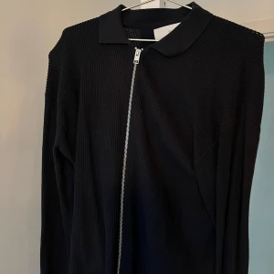 Mörkblå långärmad tröja med dragkedja - Säljer en mörkblå tröja från Jack and Jones, använd fåtal gånger, skriv vid mer frågor, storleken är XS men den sitter väldigt stort i storlek där den passar bra på mig som är 1.85