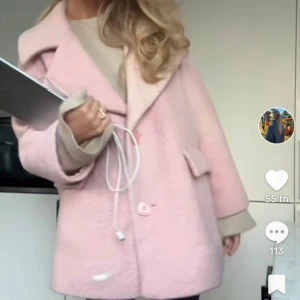 Ganni Fenn Coat - ullkappa rosa - Så fin kappa i oversized fit. Sparsamt använd - inga defekter eller dylikt - som ny.