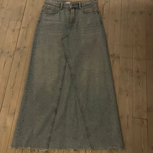 Lång jeanskjol - Lång jeanskjol i ljusblå tvätt med hög slits bak