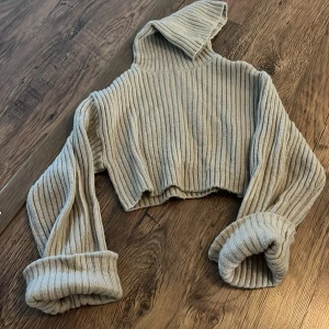 Beige ribbad croppad polotröja - Säljer en supermysig beige ribbad polotröja som är croppad. Perfekt för höst och vår med sin mjuka och bekväma stil. Den har långa ärmar och en avslappnad passform. Perfekt för en chill dag eller en casual utflykt. 🧡