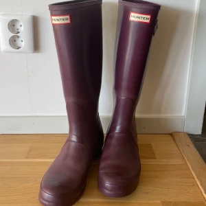 Hunter Stövlar  - Lila Hunter Stövlar i Storlek 38! Har tecken på användning, inkluderade bilder på det! 