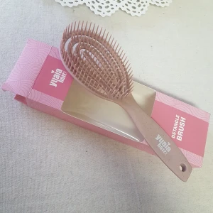 NY, Yuaia Detangle Brush - Helt ny i förpackning, från Yuaiahaircare.se (/Danmark). Nypris 139 kr. ~ STOR rensning och erbjudanden i min shop! ~