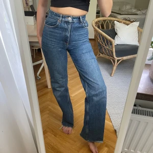 Zara jeans - Supersnygga mörkblå jeans från zara! Raka/vida och höga i midjan! Går enda ner till fötterna på mig som är 173 cm. Storlek 34. 