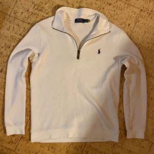 Ralph Lauren zip-up/ half zip/ quarter zip - Storlek S och i i princip helt ny! Det är många som vill ha den så det är fast pris och först till kvarn! Säljs pågrund av ingen användning! Den passar mig som är 164 cm!  Nypris ligger runt 1500kr skriv för fler frågor/ bilder! Priset går att diskuteras!