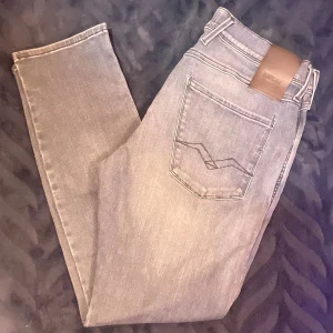 Replay Jeans - Säljer dessa feta Replay jeans i modell: Hyperflex Anbass🤩 Storlek 33/30‼️ Hör av dig vid minsta fundering☺️