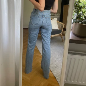 Zara jeans - Supersnygga raka/vida högmidjade jeans från Zara i fint skick!! Storlek 34. Går enda ner till fötterna på mig som är 173 cm.