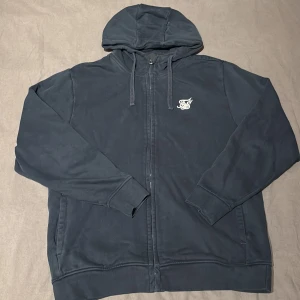 mörkblå siksilk kofta - Säljer denhär koftan eftersom det inte längre passar min stil och vill inte slänga den. Bra skick