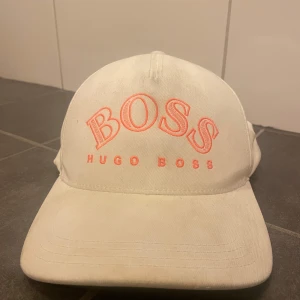Hugo boss keps vit  - Hugo boss keps! Nypris 699. Mitt pris 249 fast pris. Skick 8 av 10. Bara lite smutsig. One size! Bara att skriva ifall ni har frågor! 