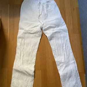 Vita linnebyxor - Säljer ett par jätte fina vita linnebyxor. Byxorna är i bra skick och redo för nya äventyr!