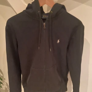 Ralph lauren zip - Hej säljer min Ralph lauren zip som är i fint skick och inga defekter passar perfekt till vintern🥰