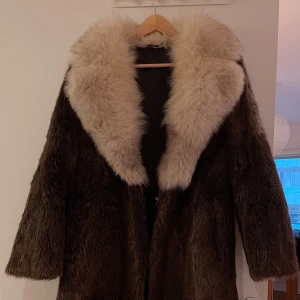 Brun pälsjacka från Wigéns - Säljer en superfin brun pälsjacka från Wigéns med en stor, fluffig krage i ljusare päls. Står tyvärr inte storlek i men skulle gissa S/M. Jag är vanligtvis S/M och är 164 cm. Jackan är perfekt för vinter. 