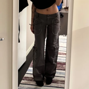 Lowwasited byxor med coola fickor - Skitcoola byxor som tyvärr är för små för mig. Det står L men skulle nästan säga att de sitter som en XS/S. Köpta i italien på en vintage secondhand. Midjemått: 80. Innerbenslängd: 79 cm