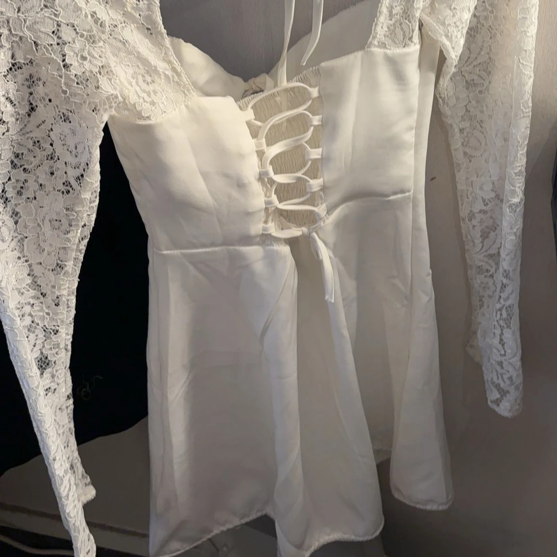 Vit spetsklänning med snörning - 91