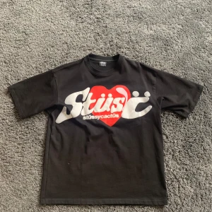 Stussy tee - Hej säljer min stussy tröja då den inte används. Finns ett litet hål vid höger axel (se bild 2) 