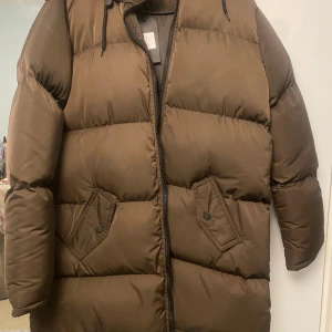 Brun jacka - Säljer dina brun jacka från Asos, helt oanvänd med prislapp med. Storlek 44.
